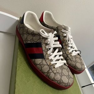 GUCCI size 9 men’s shoes, comes with receipt.